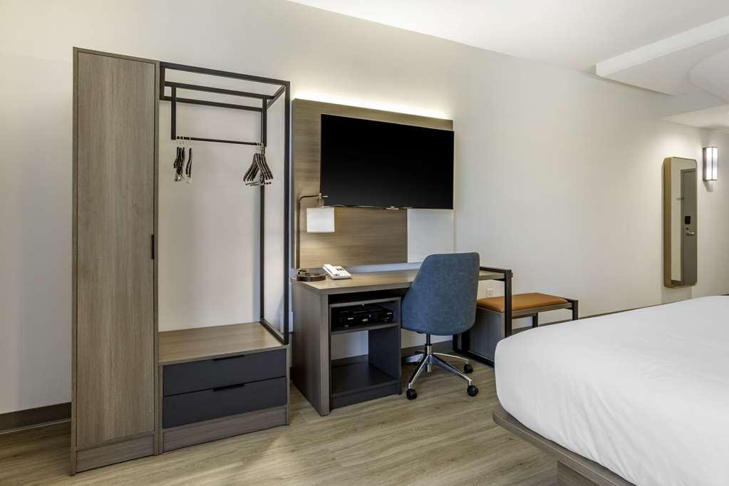 Comfort Inn & Suites Newark Liberty International Airport Номер фото