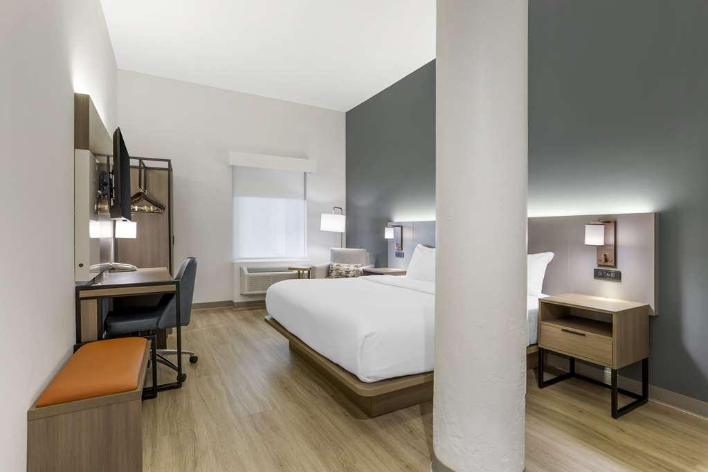 Comfort Inn & Suites Newark Liberty International Airport Номер фото